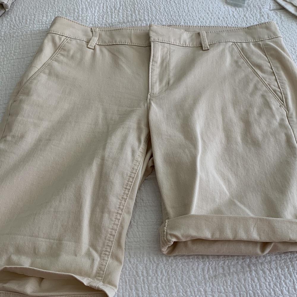 Loft shorts, NEW!! women’s size 6, stone, pockets, super stretchy.